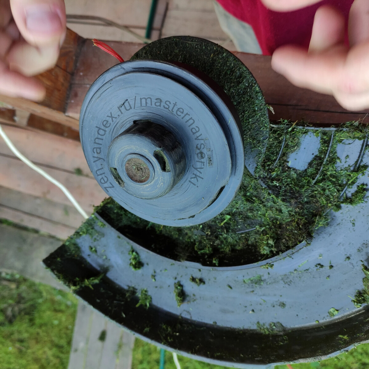 Сломалась катушка на триммер. Почему выскакивает катушка из триммера. Лайфхак для триммера. Почему выскакивает катушка из триммера. Открутить катушку триммера.