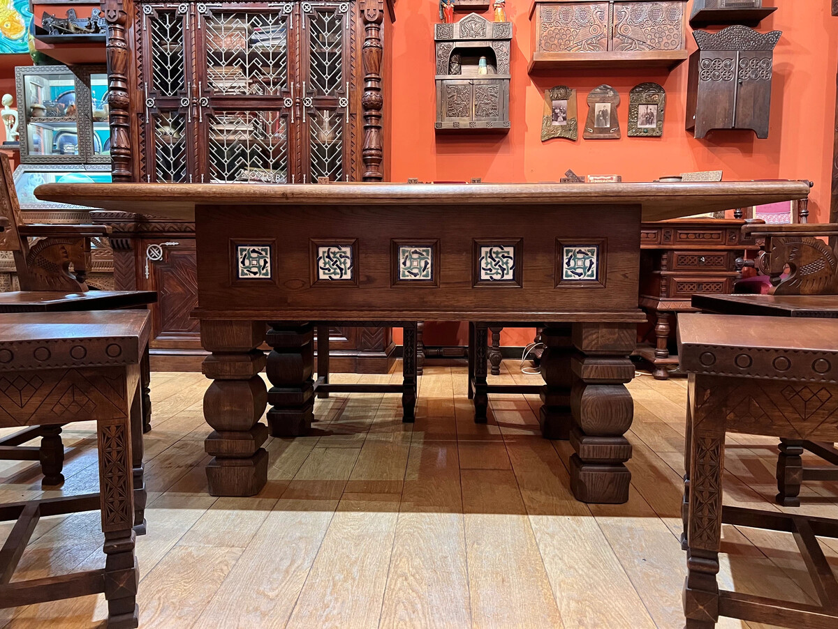 Старинные деревянные большие столы