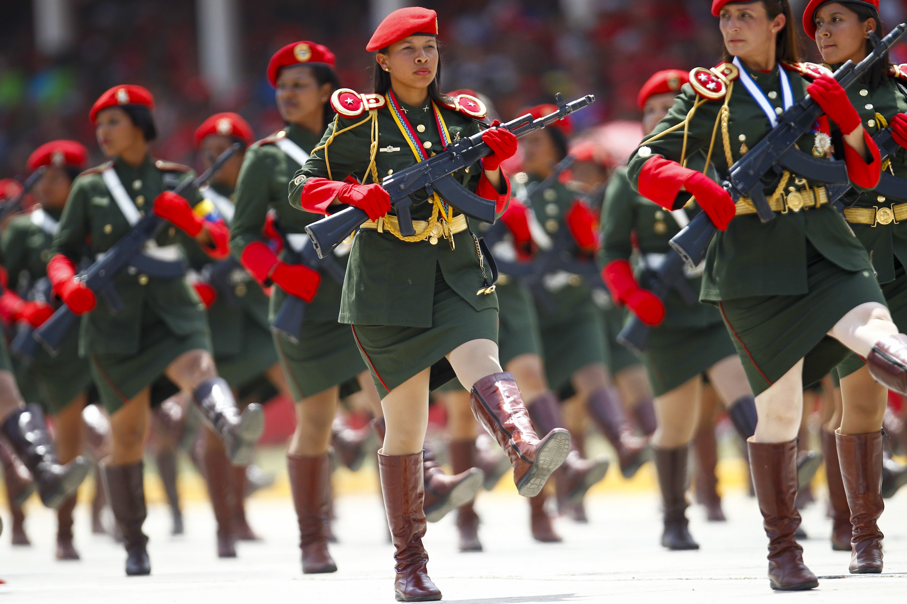 Красная парадная форма. Военная форма. Женщины на параде. Солдаты на параде. Войска на параде.